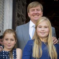 El rey Guillermo Alejandro de Holanda con sus hijas las princesas Amalia y Alexia en el bautizo de Carlos de Borbón y Parma