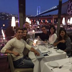 María José Suárez junto a Jordi Nieto y más amigos durante una cena en Estambul