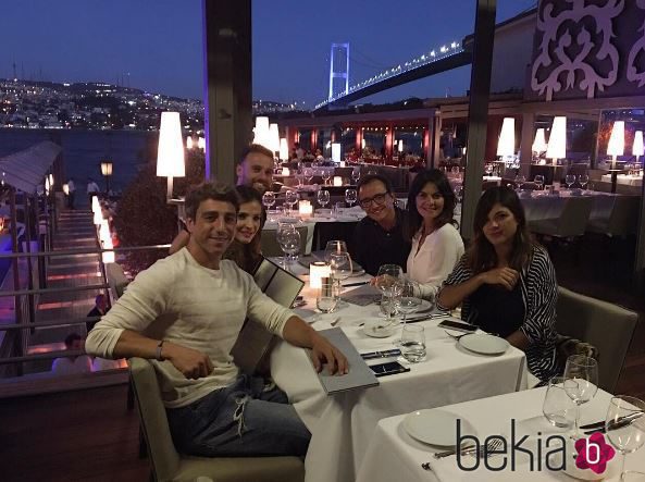 María José Suárez junto a Jordi Nieto y más amigos durante una cena en Estambul