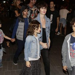 Paz Vega con su familia yendo al concierto de los Red Hot Chili Peppers
