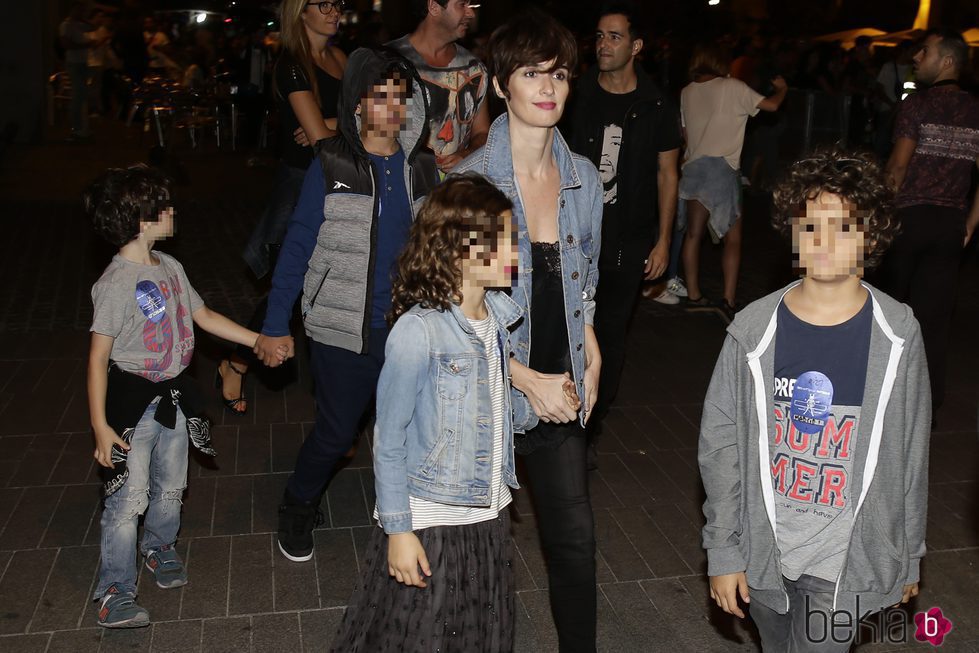 Paz Vega con su familia yendo al concierto de los Red Hot Chili Peppers
