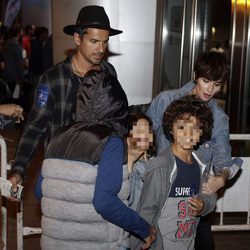 Paz Vega y Orson Salazar junto a sus hijos antes del concierto de los Red Hot Chili Peppers