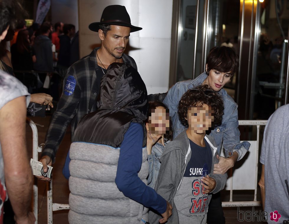 Paz Vega y Orson Salazar junto a sus hijos antes del concierto de los Red Hot Chili Peppers