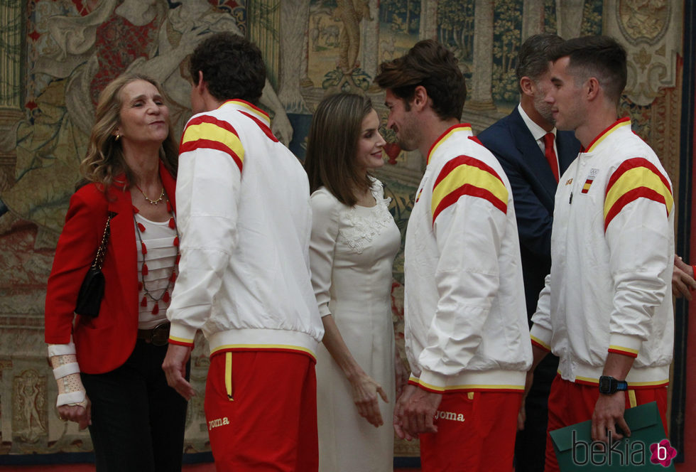 La Infanta Elena besa a los deportistas olímpicos de Rio 2016 junto a la Reina Letizia