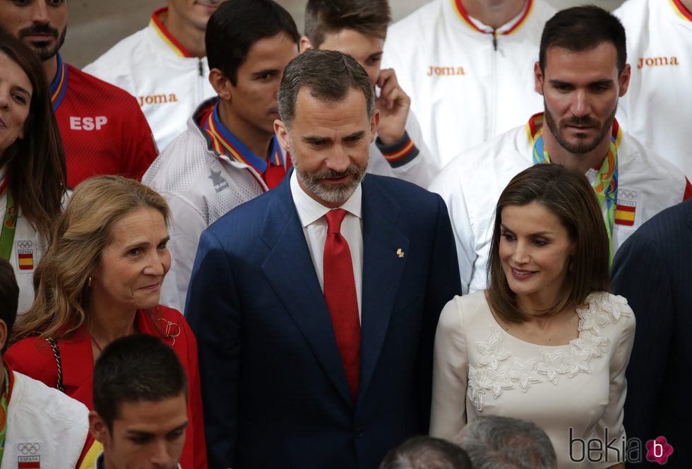 La Infanta Elena y los Reyes Felipe y Letizia en la audiencia a los medallistas olímpicos y paralímpicos de Rio 2016