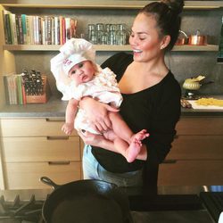 Chrissy Teigen con su hija Luna en la cocina