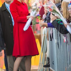 Kate Middleton recibe flores de los canadienses en Whitehorse