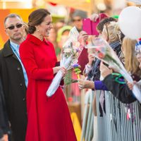 Kate Middleton recibe flores de los canadienses en Whitehorse