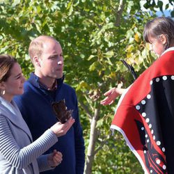 Los Duques de Cambridge con una niña en Canadá