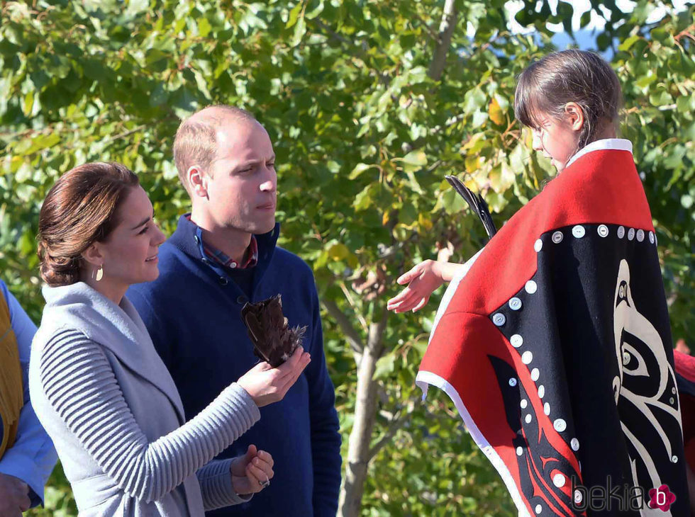 Los Duques de Cambridge con una niña en Canadá