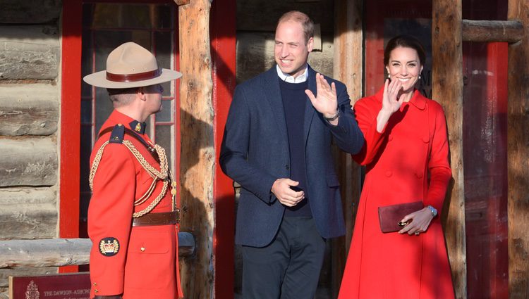 Los Duques de Cambridge muy sonrientes en Whitehorse durante su viaje oficial a Canadá