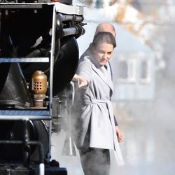 Kate Middleton junto a un tren antiguo en Carcross durante su viaje oficial a Canadá