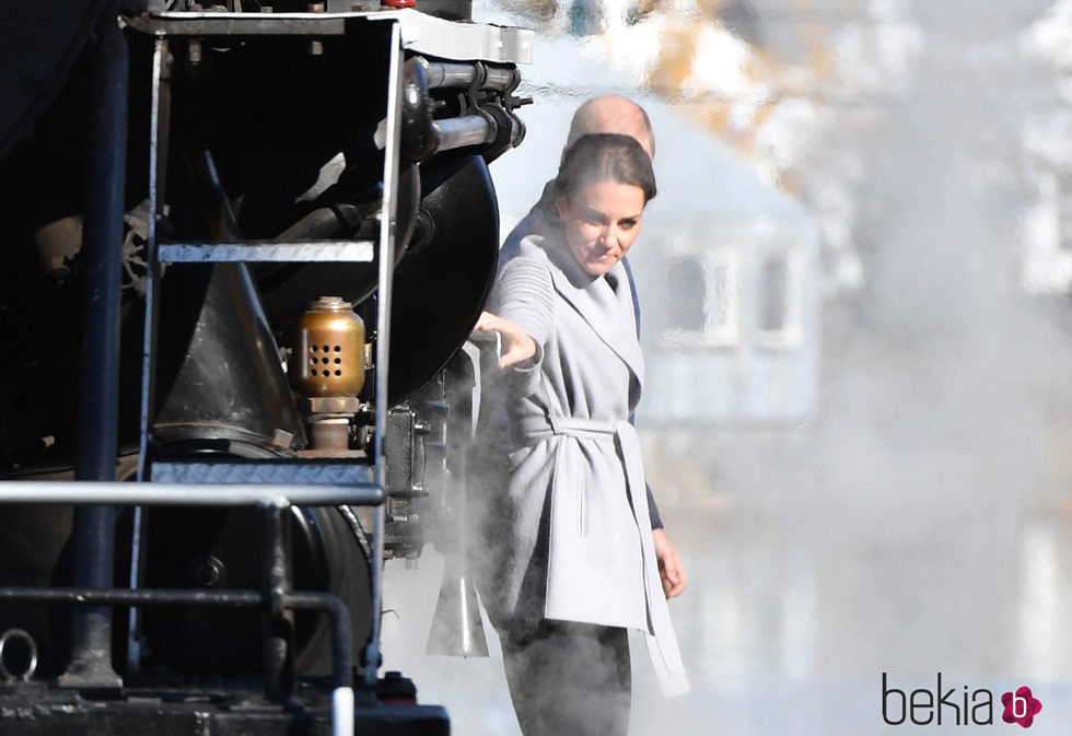 Kate Middleton junto a un tren antiguo en Carcross durante su viaje oficial a Canadá