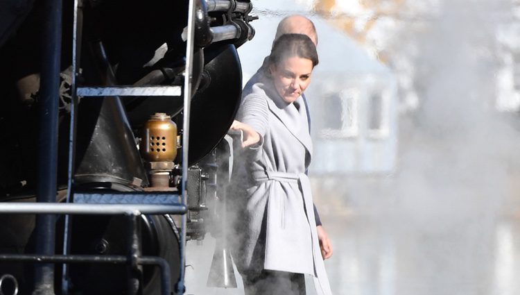 Kate Middleton junto a un tren antiguo en Carcross durante su viaje oficial a Canadá