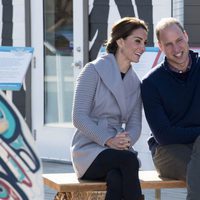 El Príncipe Guillermo y Kate Middleton en Carcross durante su viaje oficial a Canadá