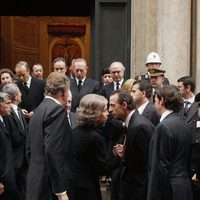 Los Reyes Juan Carlos y Sofía con Alessandro Lequio en el funeral de la Infanta Beatriz