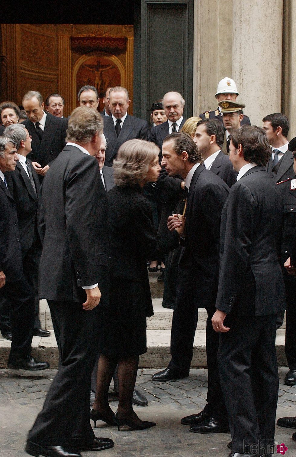 Los Reyes Juan Carlos y Sofía con Alessandro Lequio en el funeral de la Infanta Beatriz