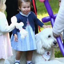 La Princesa Carlota con un perro en un parque de Victoria durante su viaje oficial a Canadá