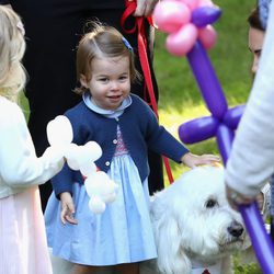 La Princesa Carlota con un perro en un parque de Victoria durante su viaje oficial a Canadá