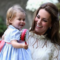 Kate Middleton y la Princesa Carlota muy felices en un parque de Victoria en Canadá