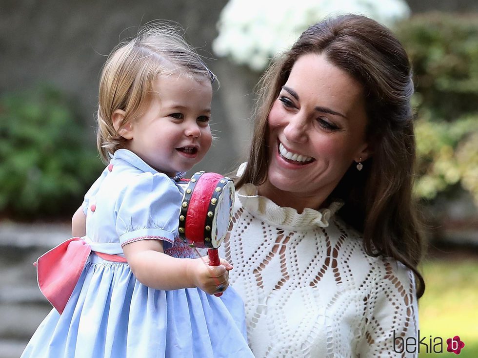 Kate Middleton y la Princesa Carlota muy felices en un parque de Victoria en Canadá