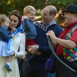 Los Duques de Cambridge y sus hijos con unos globos en un parque de Canadá