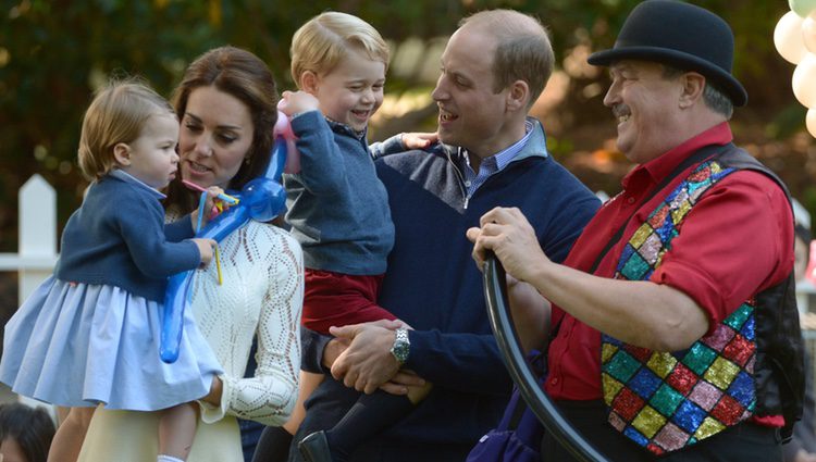 Los Duques de Cambridge y sus hijos con unos globos en un parque de Canadá
