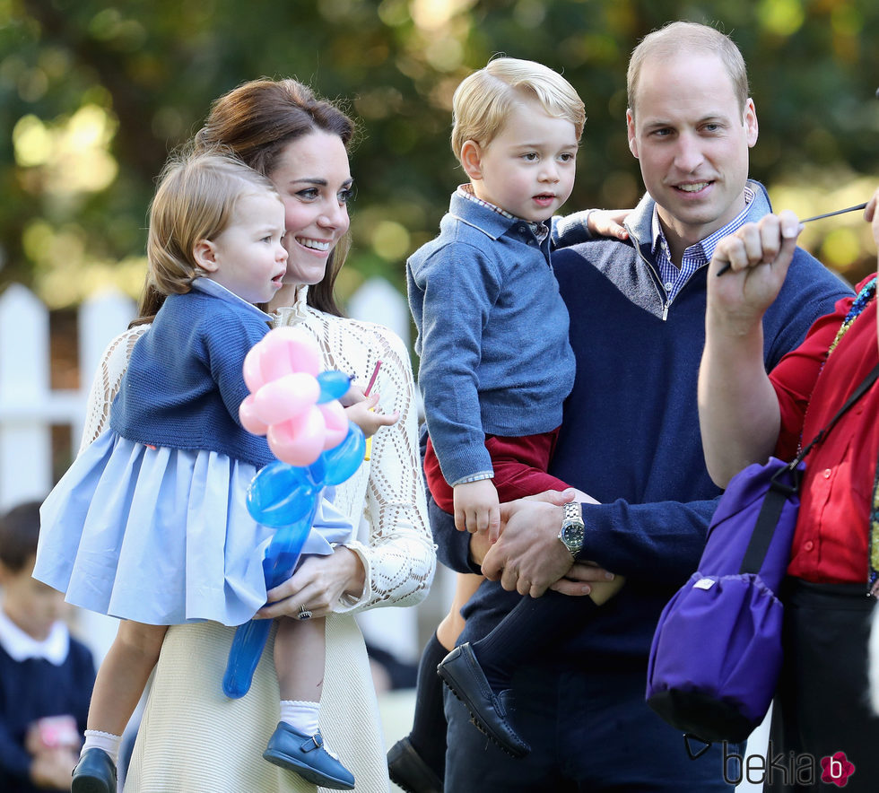 Los Duques de Cambridge y los Príncipes Jorge y Carlota en un parque en Canadá