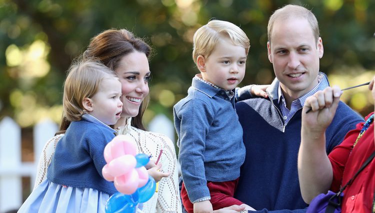 Los Duques de Cambridge y los Príncipes Jorge y Carlota en un parque en Canadá