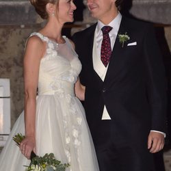 Marta Hazas y Javier Veiga mirándose muy cómplices el día de su boda