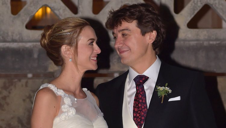 Marta Hazas y Javier Veiga mirándose muy cómplices el día de su boda