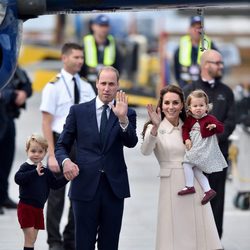 Los Duques de Cambridge con sus hijos despidiéndose de Canadá