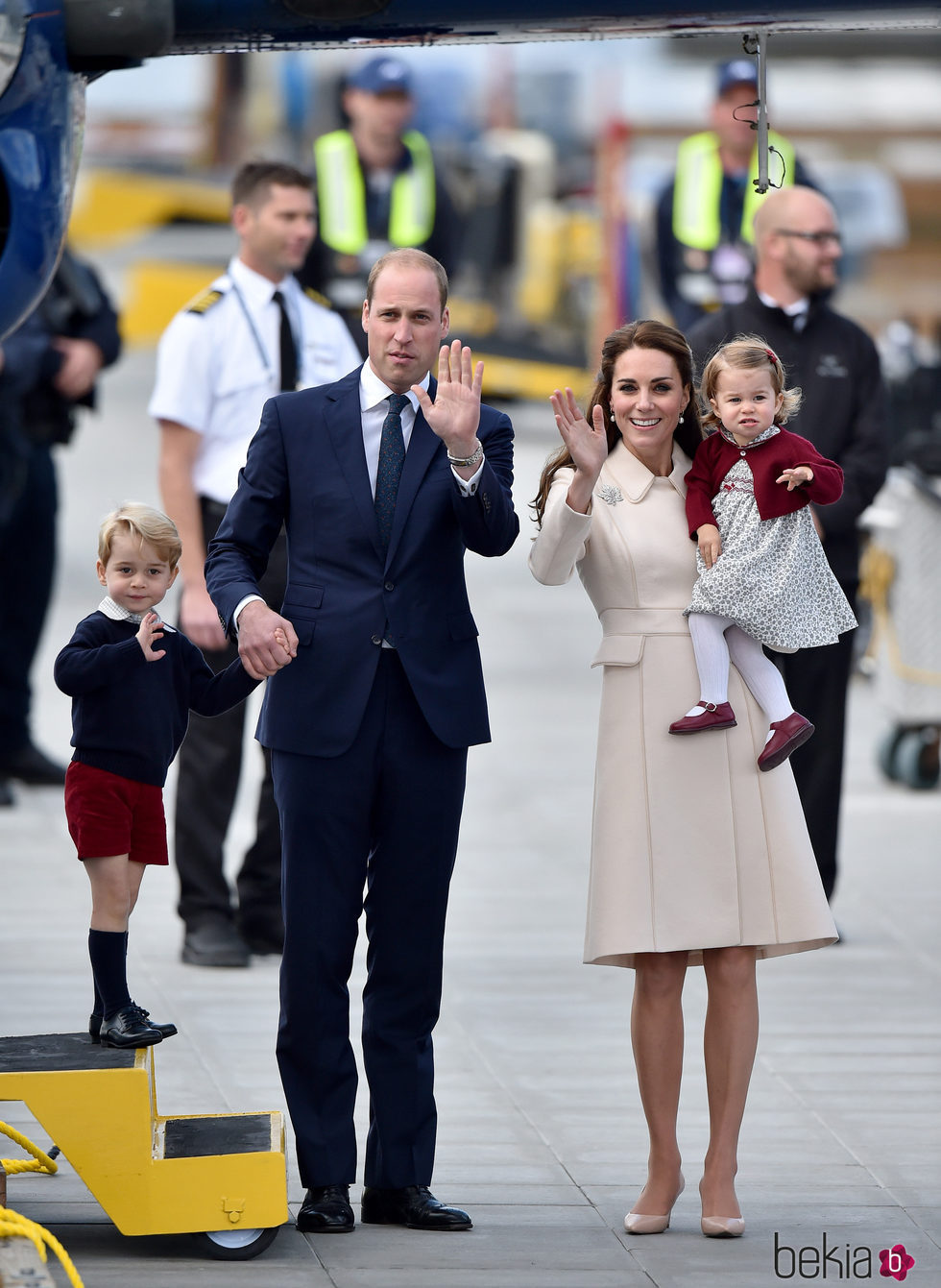 Los Duques de Cambridge con sus hijos despidiéndose de Canadá