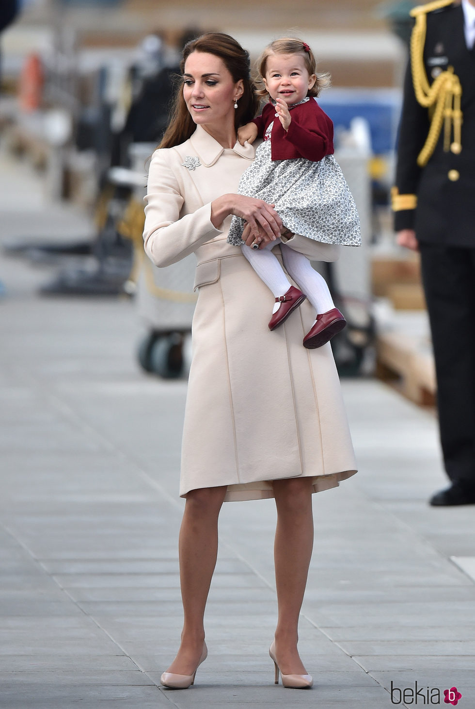 Kate Middleton con la Princesa Carlota despidiéndose de Canadá tras su viaje oficial