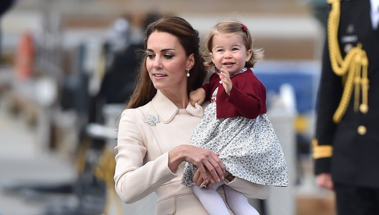Kate Middleton con la Princesa Carlota despidiéndose de Canadá tras su viaje oficial