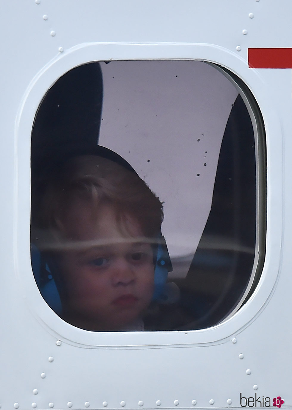 El Príncipe Jorge con unos cascos puestos en el avión tras el viaje a Canadá