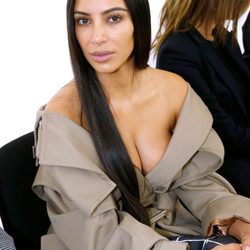 Kim Kardashian en el desfile de Balenciaga en la Paris Fashion Week