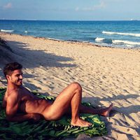 Maxi Iglesias posando desnudo tomando el sol en la playa