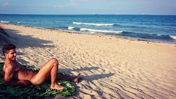 Maxi Iglesias posando desnudo tomando el sol en la playa