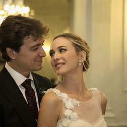 Marta Hazas y Javier Veiga muy románticos en la foto oficial de su boda