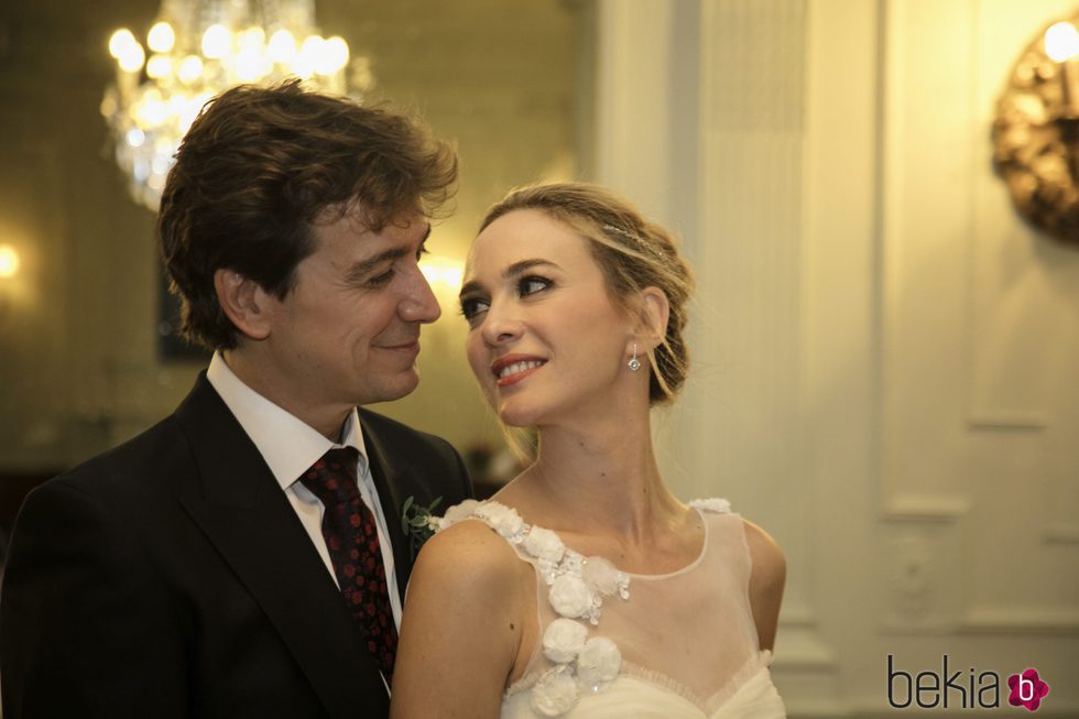 Marta Hazas y Javier Veiga muy románticos en la foto oficial de su boda