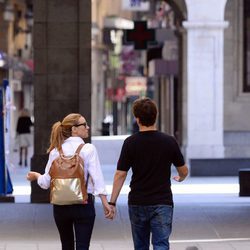 Marta Hazas y Javier Veiga paseando cogidos de la mano por Santander tras su boda