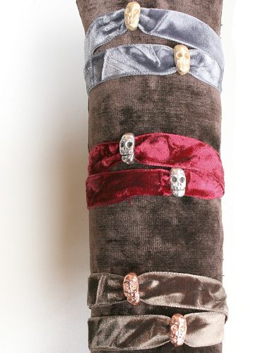 Pulseras de terciopelo con calaveras de la colección de Vanesa Romero para Primavera/Verano 2013