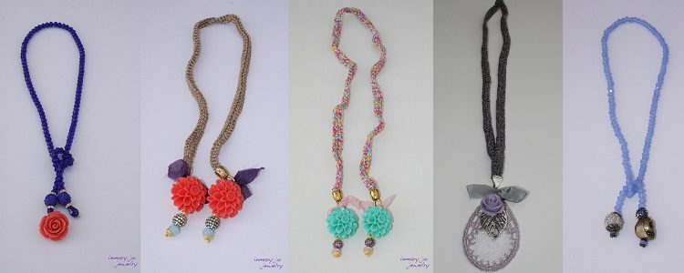 Collares de cuentas con detalles florales de distintos colores de la colección de Vanesa Romero para primavera/verano 2012