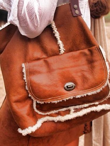 Modelo de bolso Sidney con forma de mochila saco con detalles de borrego